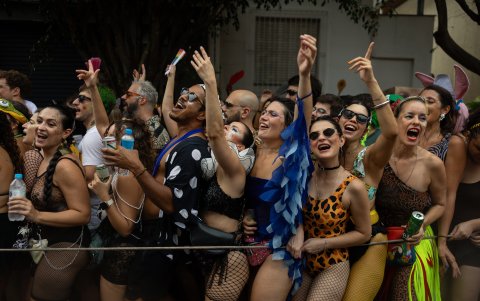 Personas participan en el desfile de la comparsa callejera Fanfarra Manada este sábado.