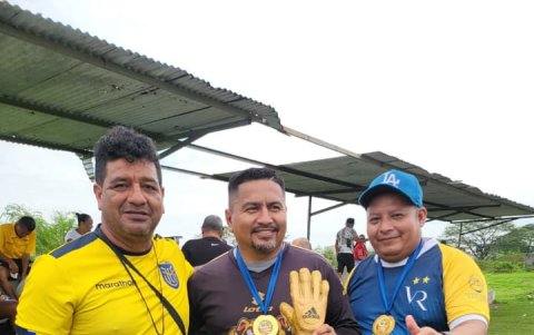 Galardón. William Guilindro, de Vicentinos FC, el mejor golero del torneo, junto a  José Moreira y Edison Baidal.
