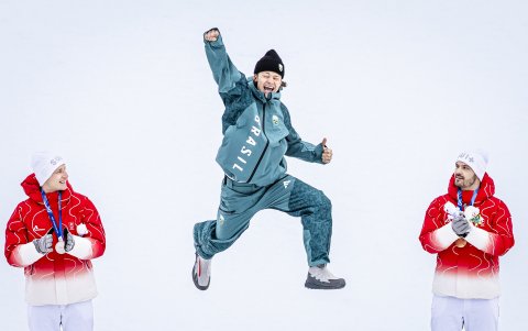 Pinheiro como campeón olímpico de invierno. Completaron el podio los suizos Marco Odermatt y Loic Meillard.