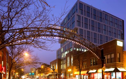 El hotel Le Méridien Columbus brinda comodidad y seguridad en modernas instalaciones.
