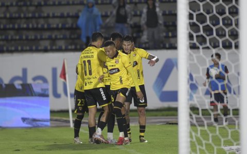 Sergio Núñez (d), otro de los refuerzos extranjeros del Ídolo, anotó el gol de la victoria ante Aucas..