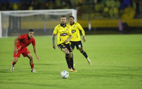 Darío Benedetto es una de las apuestas más fuertes del Ídolo. Ante Aucas jugó los primeros 45 minutos.