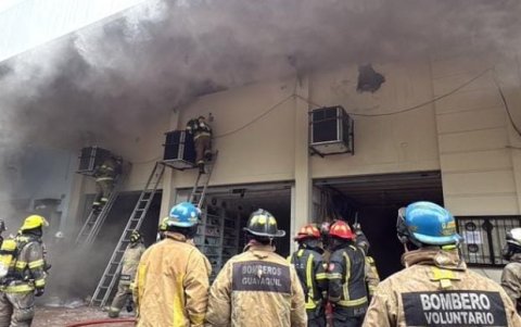 Incendio en el centro de Guayaquil: alarma 3 en Chile y Sucre.