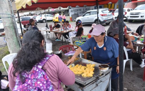 El hornado y la fritada fueron parte del sabor tradicional que acompañó el Carnaval de Amaguaña 2026.