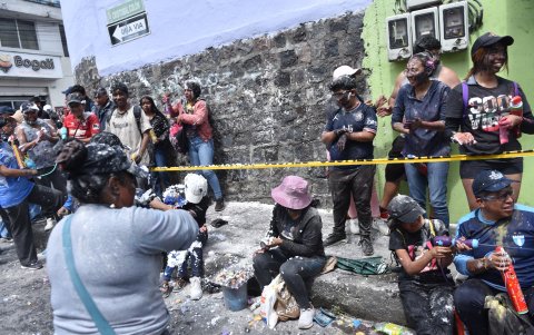 Niños, jóvenes y adultos disfrutaron del juego con espuma y anilina en una jornada llena de tradición y alegría en Amaguaña.