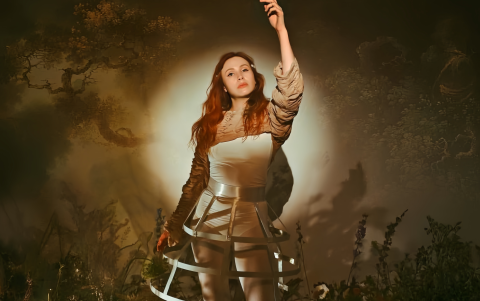 Su estilismo transforma cultura y paisaje en una narrativa visual profundamente latinoamericana.