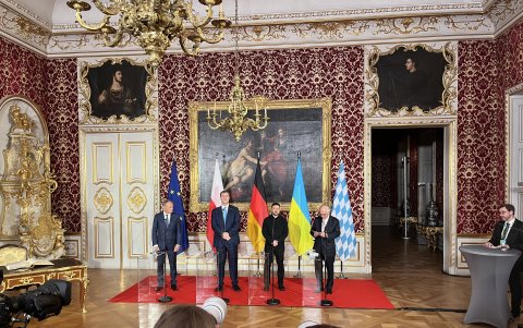 El presidente de Ucrania, Volodímir Zelenski (2d), celebró la amistad de los países aliados de su país al recibir el premio Ewald von Kleist.