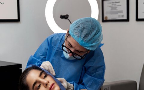 Elevar el estándar del piercing es parte de su trabajo.