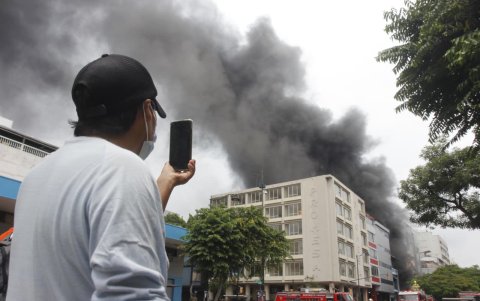Asombro. Los transeúntes aprovecharon para grabar y tomar fotografías de lo sucedido.