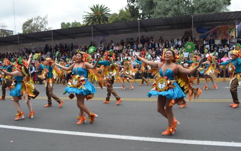 Dinamismo. Miles de asistentes coparon las calles para presenciar el Desfile de la Confraternidad.