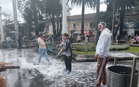 Actividades. Turistas y locales se lanzan agua y espuma, tradición del Carnaval guarandeño.