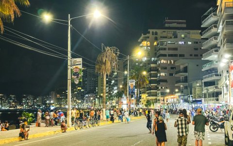Localidad. Miles de turistas se tomaron desde el viernes el Malecón de Salinas. Autoridades instalaron un centro de monitoreo.
