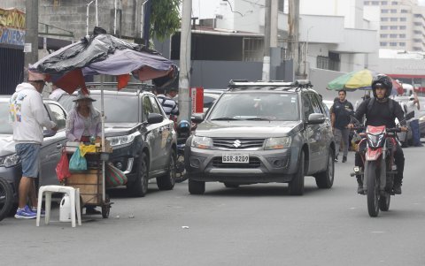 Vehículos hacen doble columna e impera el comercio informal. No hay agentes de ATM, denuncian.