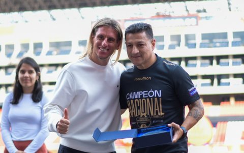 El director técnico del CEBI, Juan Carlos Ávila (d), fue reconocido como el mejor DT del campeonato y recibió el premio de manos de Sebastián Beccacece