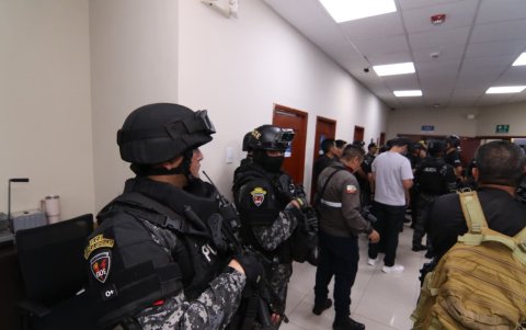 Personal policial ingresó la noche del 15 de febrero de 2026 a las oficinas de Segura EP.