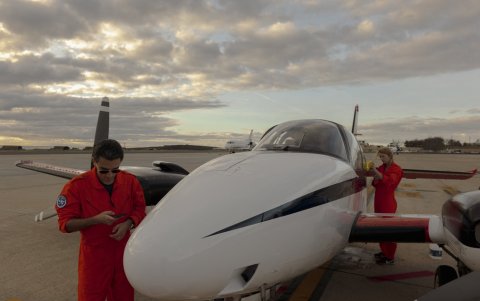 La tripulación del vuelo de la Iniciativa Piloto Humanitaria (HPI) se prepara para el despegue en Las Palmas el 23 de enero de 2026.