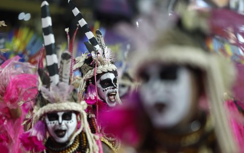 Familias, turistas y grupos disfrazados comparten espacios sin distinciones generacionales.
