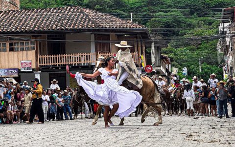 Tradición. La clásica danza y montada a caballo también se realiza en las fiestas de carnaval. Los turistas disfrutan de estas actividades tradicionales en Loja.