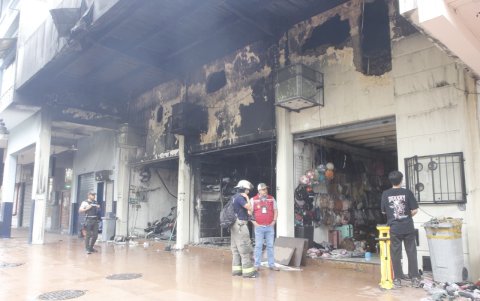 Los locales contenían productos altamente inflamables, incluyendo carteras, accesorios de celulares, parlantes y frascos de diluyente.
