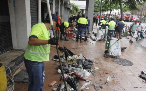 El retiro de escombros y la limpieza del predio fueron realizados por Urvaseo, mientras Gestión de Riesgos de Segura EP inspeccionó la edificación.