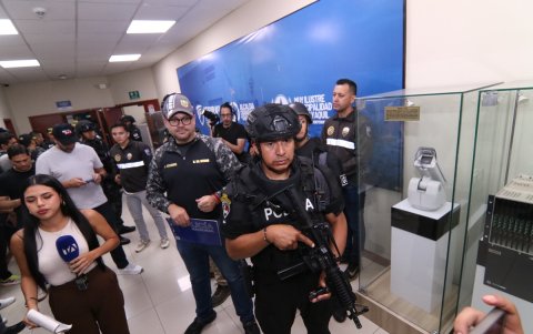 El ministro del Interior, John Reimberg, encabezó la intervención a las oficinas de Segura EP.