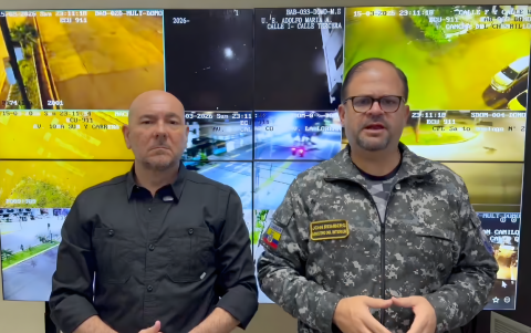 El ministro del Interior, John Reimberg, junto al ministro de Defensa, Gian Carlo Loffredo, supervisan el monitoreo de cámaras en Guayaquil.