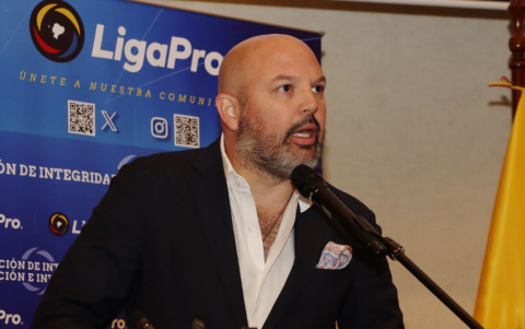 La familia de la maestra Dorthe Olsen ve fútbol en su casa del asentamiento de Sarfannguit, cerca de Sisimiut, Groenlandia, el 1 de febrero de 2026.