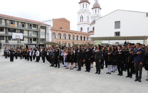 Los expositores, Paul Palacios, Pablo Guevara y Francisco Briones, junto a moderador, Roberto Salas.
