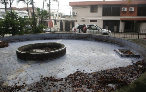 Un grupo reducido de manifestantes protestaron en los exteriores dle Congreso de Perú a favor de la destitución de José Jerí.