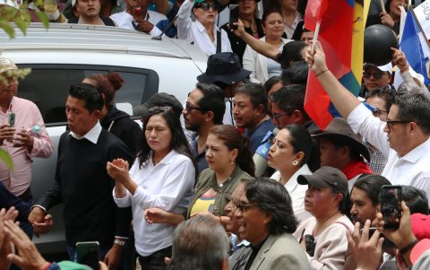 La Miss Universo abraza a Emilia, la niña que dijo sentirse identificada con ella por ser víctima de acoso escolar en su plantel. Esto ocurrió durante el conversatorio el domingo 15.