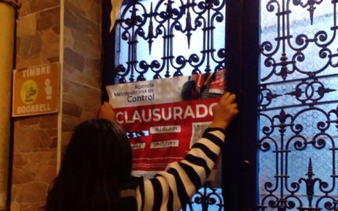 El prefecto de Tungurahua, Manuel Caizabanda, entregó el máximo reconocimiento a Fátima Bosch, la Pluma de Montalvo.