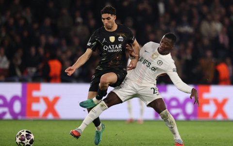 Moisés Caicedo disputa un balón contra Hakimi en el partido de ida entre PSG y Chelsea por los octavos de final de la UEFA Champions League 2025-26.