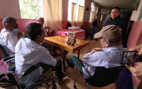 Los adultos mayores participaron atentos en la demostración del robot, que utiliza una aplicación con inteligencia artificial (IA).