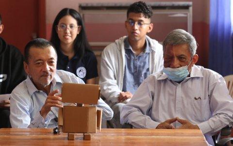 Luis Mancheno (izquierda) conversó sobre barcos con el robot que utiliza Inteligencia Artificial.