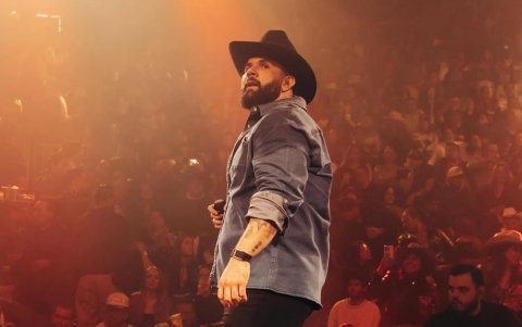 El mexicano dio sus primeros pasos como músico profesional alrededor de 2005 como parte de la banda local Los Reales