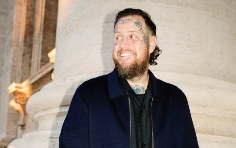 La avenida Benjamín Carrión se inundó a la altura de una plaza comercial, en las primeras horas de este 18 de febrero.