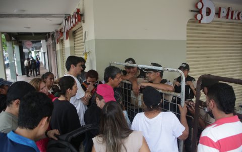 Los exteriores del mercado de Sauces 9, en la avenida Antonio Parra Velasco, estuvieron inundados.