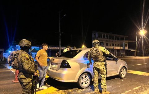La Policía y las Fuerzas Armadas realizan operativos durante la segunda jornada del toque de queda.