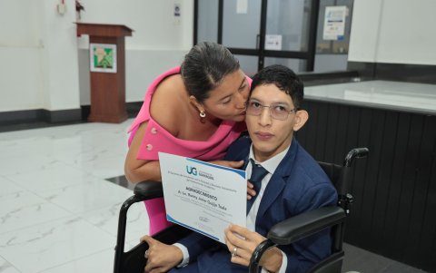 Viviana Veloz durante la interpelación a Mario Godoy en la Asamblea Nacional de Ecuador.