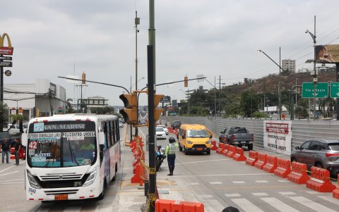 Operativo de emergencia en el centro de Guayaquil, donde comerciantes y residentes de Multicomercio reclaman respuestas ante la incertidumbre generada por la situación.