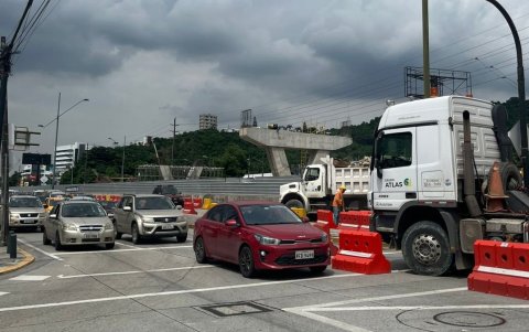Conductores enfrentan nuevos desvíos mientras se ejecuta el montaje de vigas en el paso elevado de Los Ceibos.