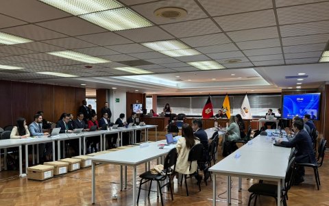 Este es el panorama que se observó en horas de la mañana en distintas etapas de Sauces. Residentes caminando sumergidos bajo el agua.