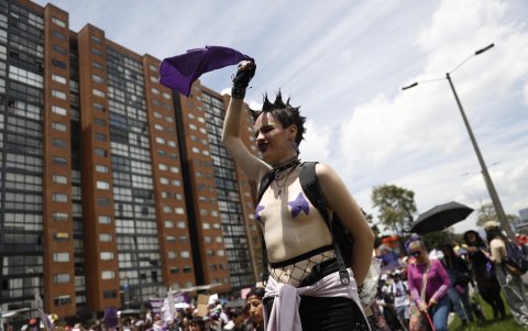Una persona se manifiesta durante una movilización este domingo en Bogotá (Colombia).