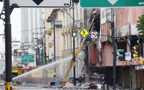 Los agentes hallaron el dinero oculto en varias maletas.