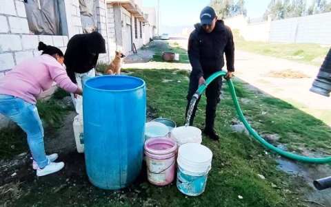 En todo tipo de recipiente los ciudadanos se abastecen de agua.