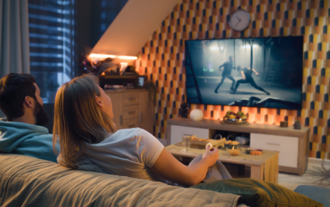 Trabajadores de la empresa argentina de neumáticos Fate se encuentran sobre el techo de la planta durante una protesta contra el anuncio de su cierre y despidos.