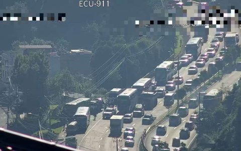 Alta carga vehicular se registró en la Autopista General Rumiñahui tras un siniestro de tránsito en el sector Orquídeas.