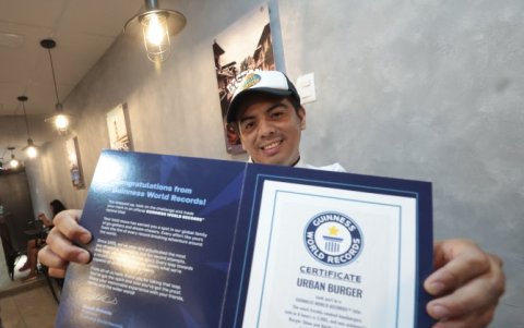 En el Burger Show 2025, el emprendimiento de Julio Charco logró un récord Guinness.