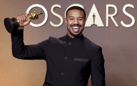 Michael B. Jordan posa con su Óscar.