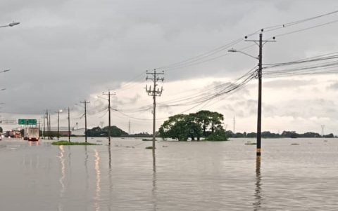 El mal estado de los reductores de velocidad y los baches en la calzada generan molestias a los conductores.